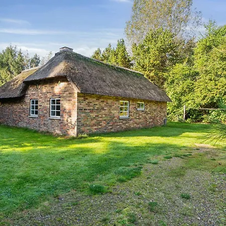Charming Thatched Near North Sea Holiday home