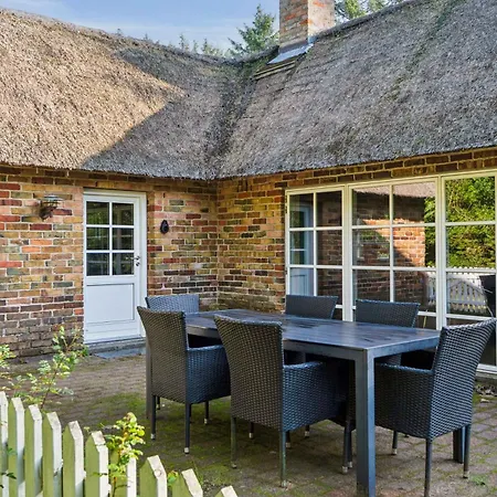 Σπίτι διακοπών Charming Thatched Near North Sea *