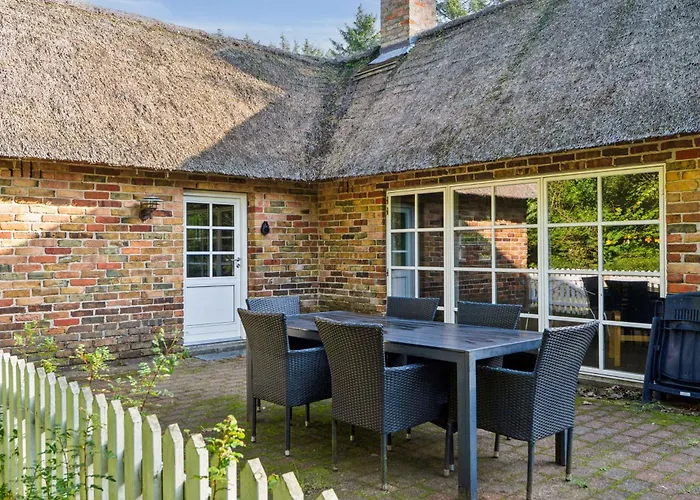 Σπίτι διακοπών Charming Thatched Near North Sea *
